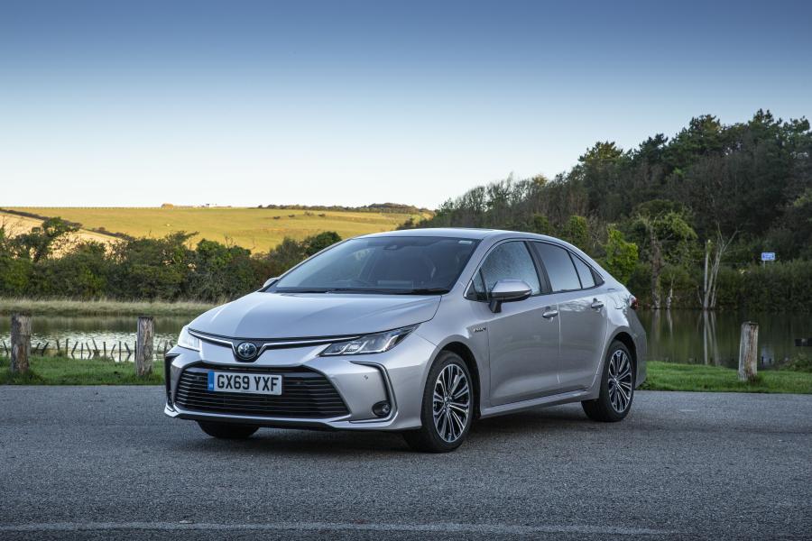  Toyota Corolla Hybrid Sedan 2019 года  (UK) (фото 4 из 29)